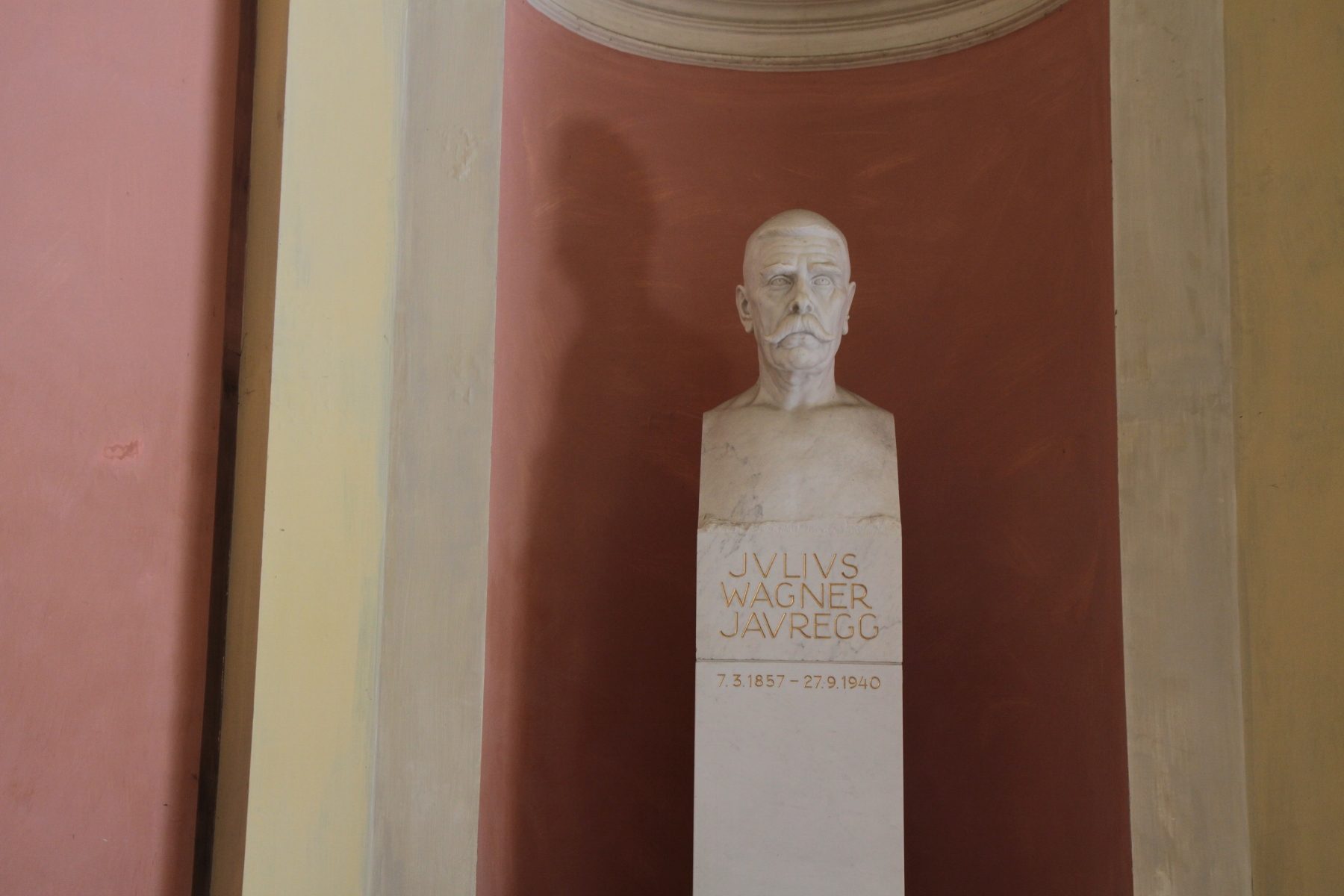 Julius Wagner Jauregg's bust, Medical monuments, UNI Vienna - 01.jpg
